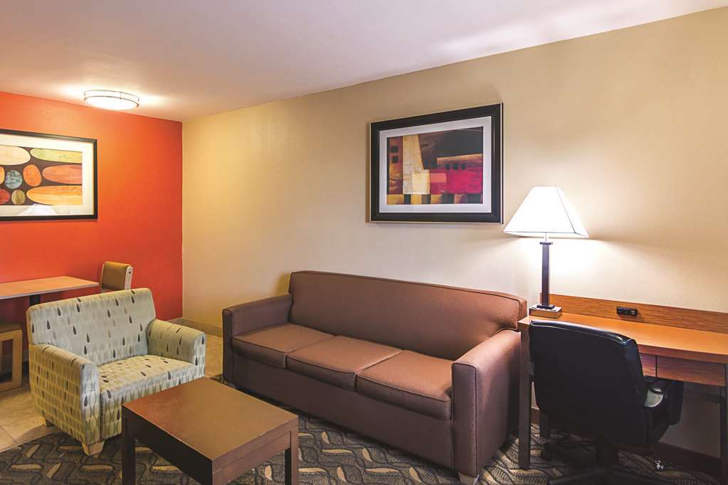 Days Inn & Suites By Wyndham Arlington Near Six Flags Zimmer foto
